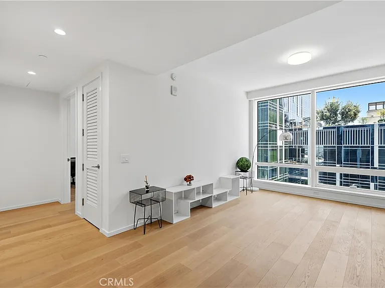 877 Francisco — Photo 3