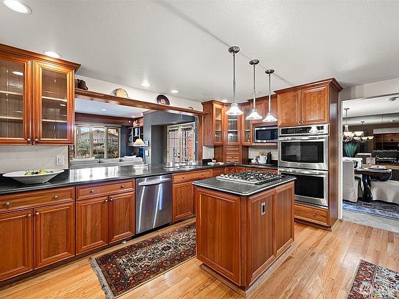 5th image of 8902 Park Ridge Drive W