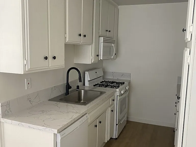 18375 Collins St — Photo 13