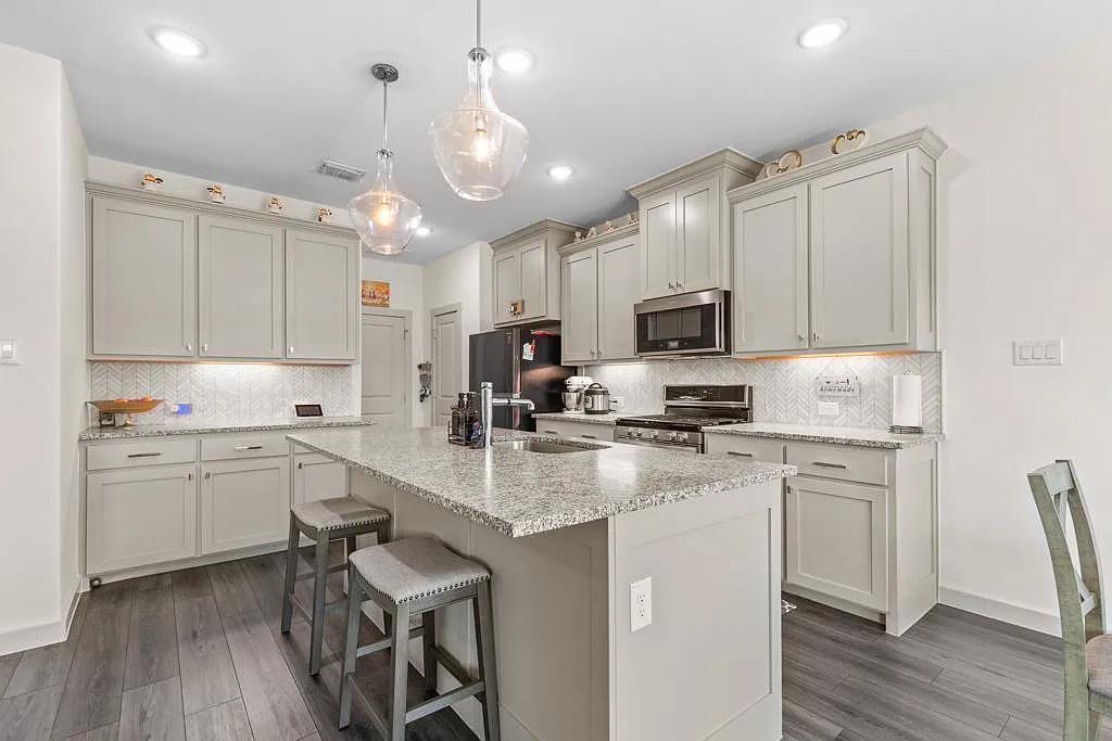 3 bed, 2.5 bath, 1864 sqft, $3,200 — Photo 4