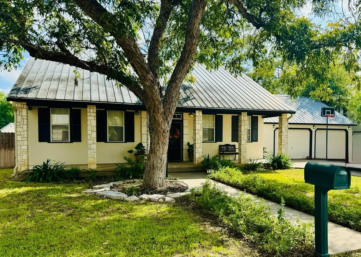 3 bed, 2339 sqft, $2,600 — Photo 1
