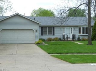 790 Hollyview Dr, Sheffield Lake, OH 44054