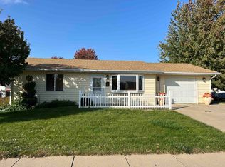 2926 Lakeview Dr, Yankton, SD 57078
