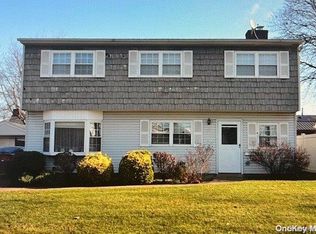 30 Arlington St, Westbury, NY 11590