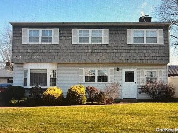 30 Arlington Street, Westbury, NY 11590