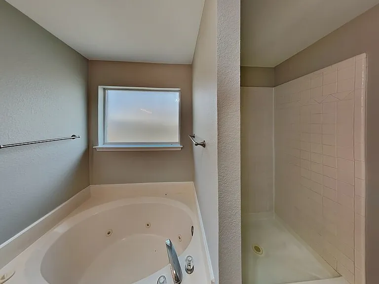 516 E Oak St — Photo 9