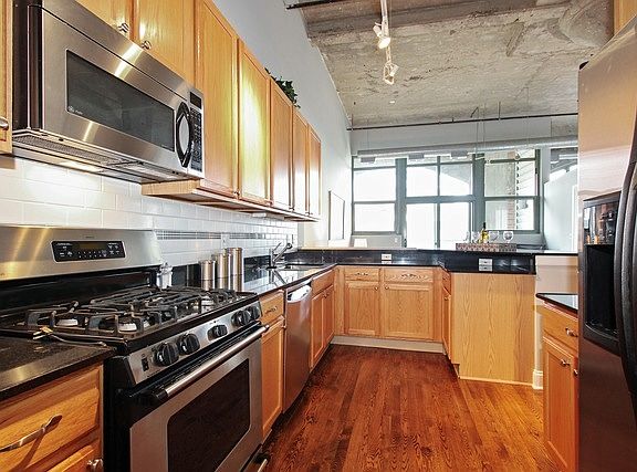 Beatiful kitchen with granite counters and stainless applian