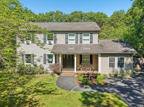 4 Wooded Lane, Hampton Bays, NY 11946