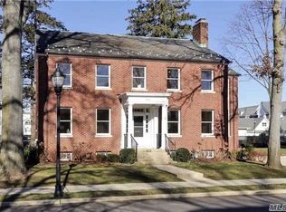 315 Ellington Ave E, Garden City, NY 11530
