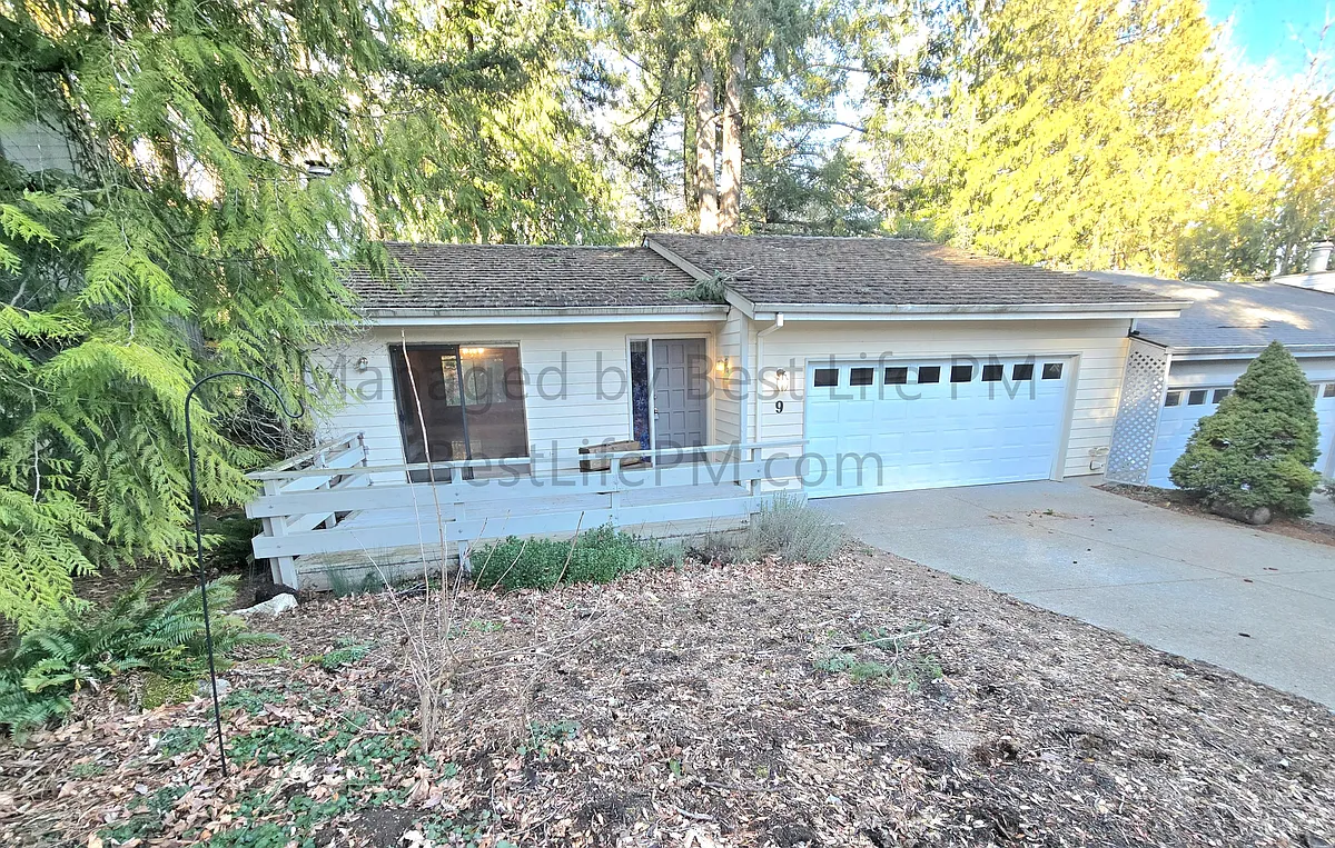 Photo 2 of 35 - 9 Mountain Cir - Lake Oswego, OR Building Photo - 9 Mountain Cir