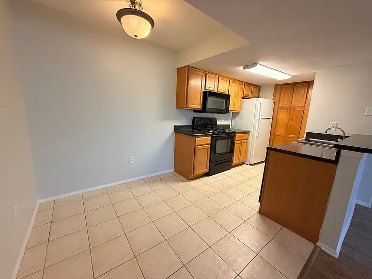 Glenbrooke Apartments — Photo 16