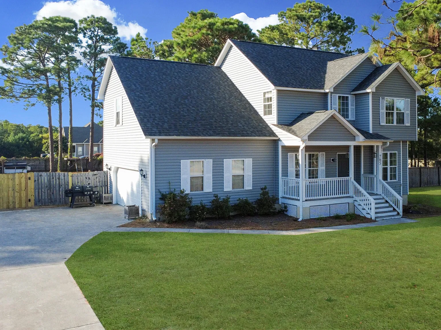 3 bed, 2.5 bath, 2104 sqft, $2,300 — Photo 2