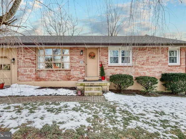 1079 Princeton Dr, Hummelstown, PA 17036