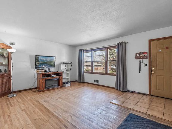 5th image of 2300 Golfview Dr