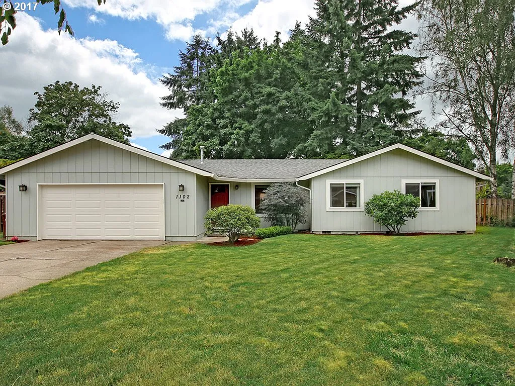 1102 NE Kathryn St photo 1