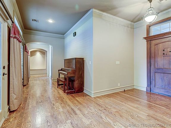 5th image of 404 E Shreveport St