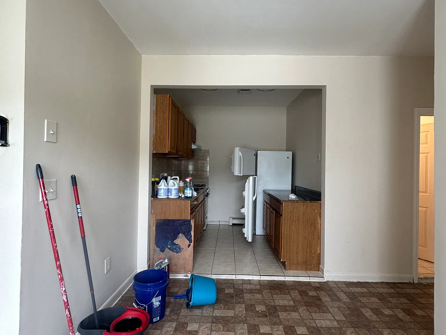 3 bed, 900 sqft, $2,500 — Photo 2