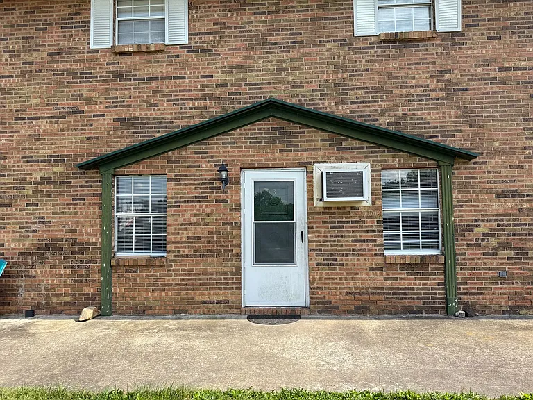 600 Crestview Dr — Photo 2