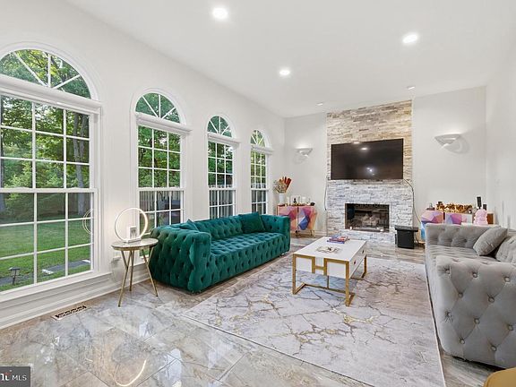 2nd image of 8619 Oak Chase Cir