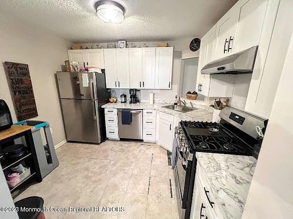 3rd image of 51 Farnham Sq #251