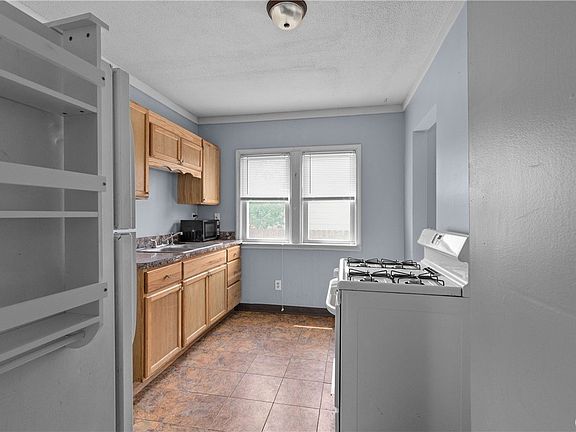 5th image of 312 Roxford Rd S