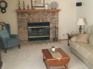 821 Longmeadow Dr, Carol Stream, IL