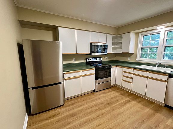 5th image of 923 Hampshire Ct