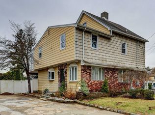 75 Meadow Ln, Hicksville, NY 11801