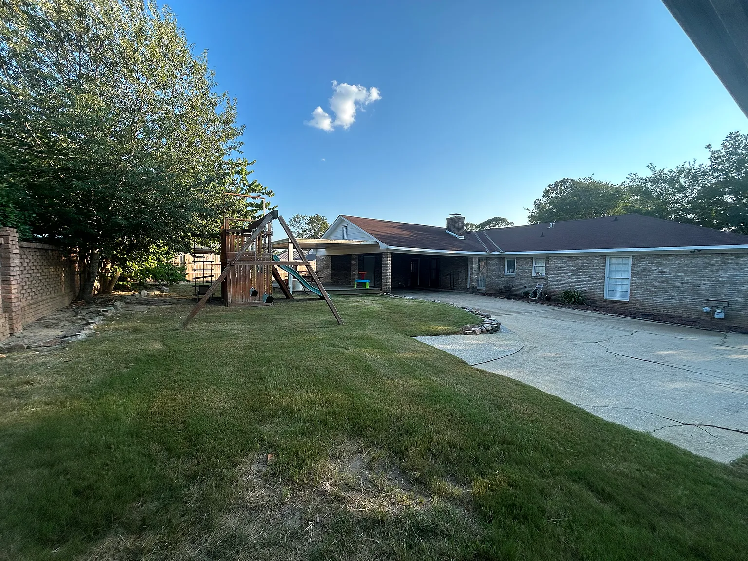 4 bed, 2054 sqft, $2,200 — Photo 3