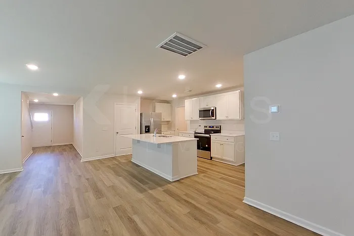 5 bed, 3.0 bath, 2361 sqft, $2,445 — Photo 3