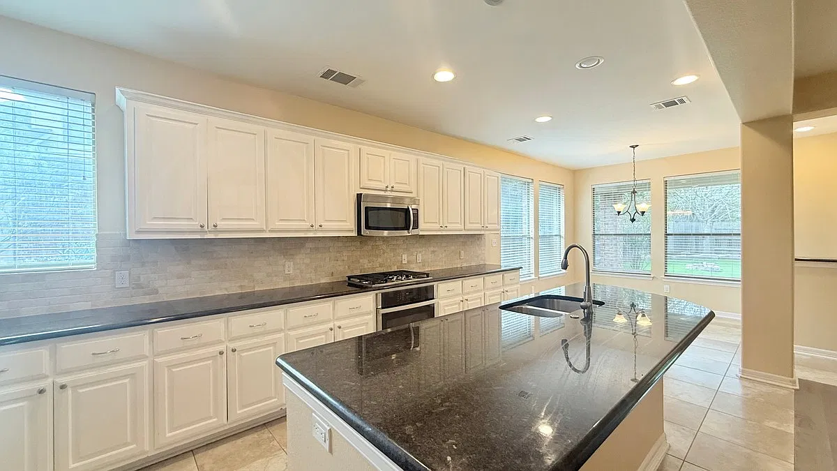 4 bed, 3.0 bath, 2815 sqft, $3,200 — Photo 4