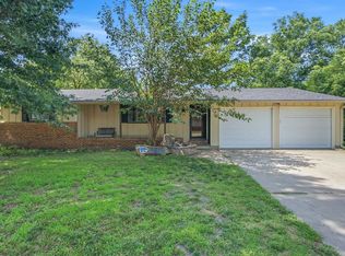 15 Sunset Dr, Hesston, KS 67062