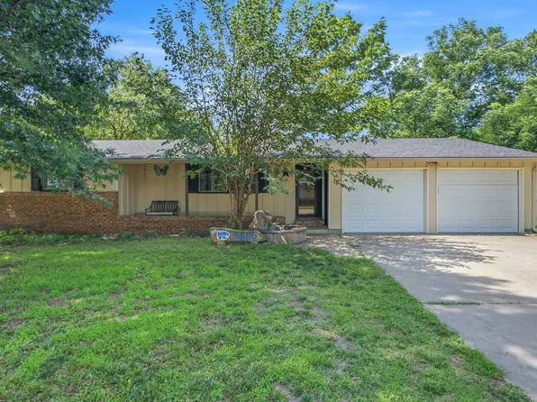 15 Sunset Dr, Hesston, KS 67062