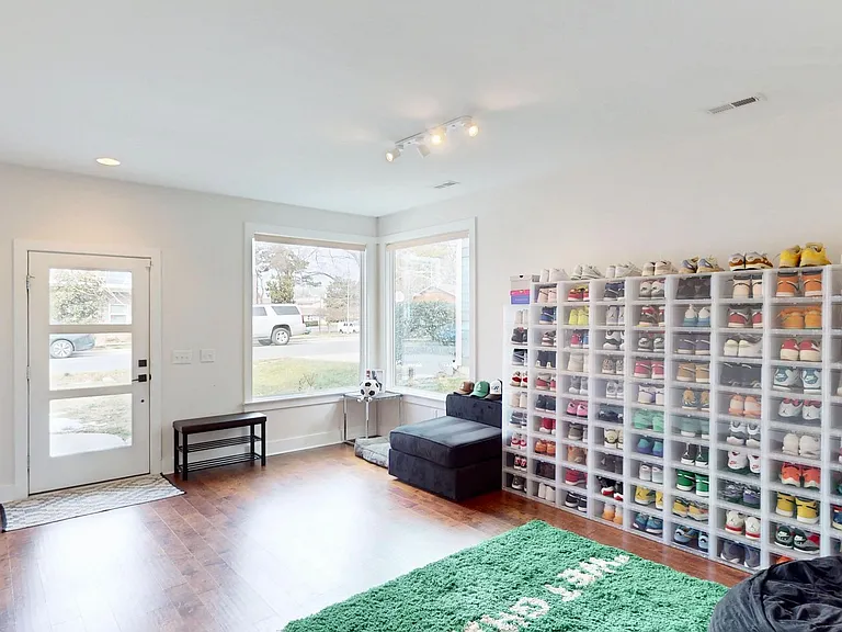 1220 Lomax Ave — Photo 5