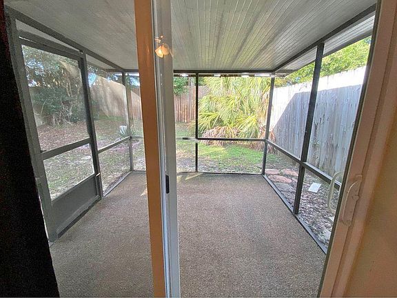 4th image of 3212 Redwood Ln
