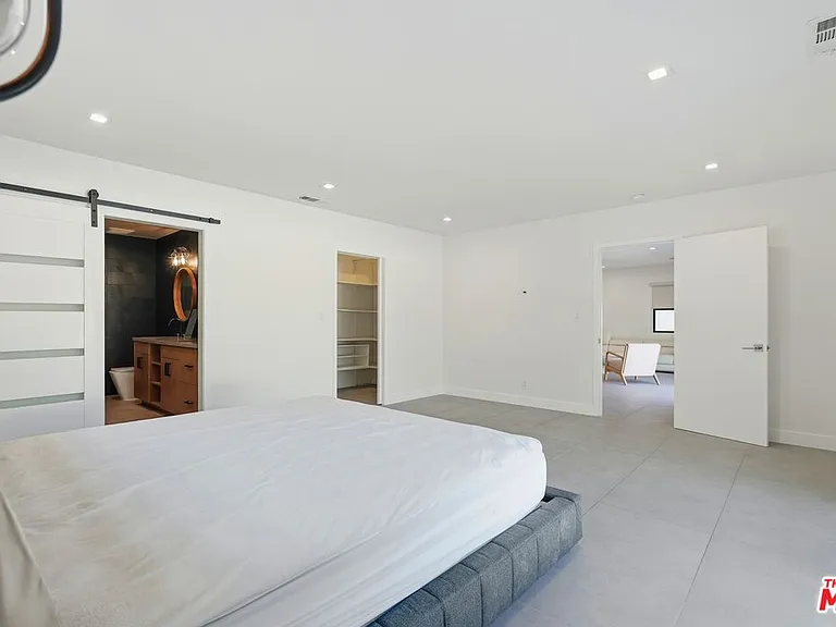5735 Saloma Ave — Photo 37