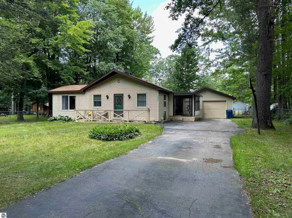237 Redwine Dr, Houghton Lake, MI 48629