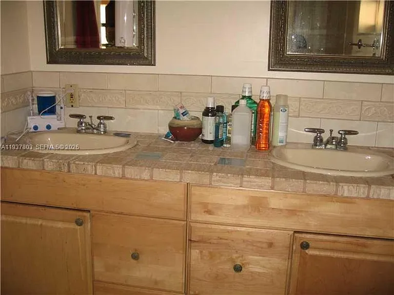 1804 SW 95th Ter — Photo 5
