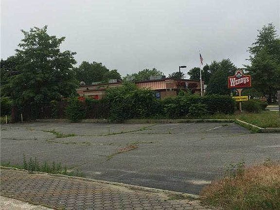 5th image of 840 Merrick Rd