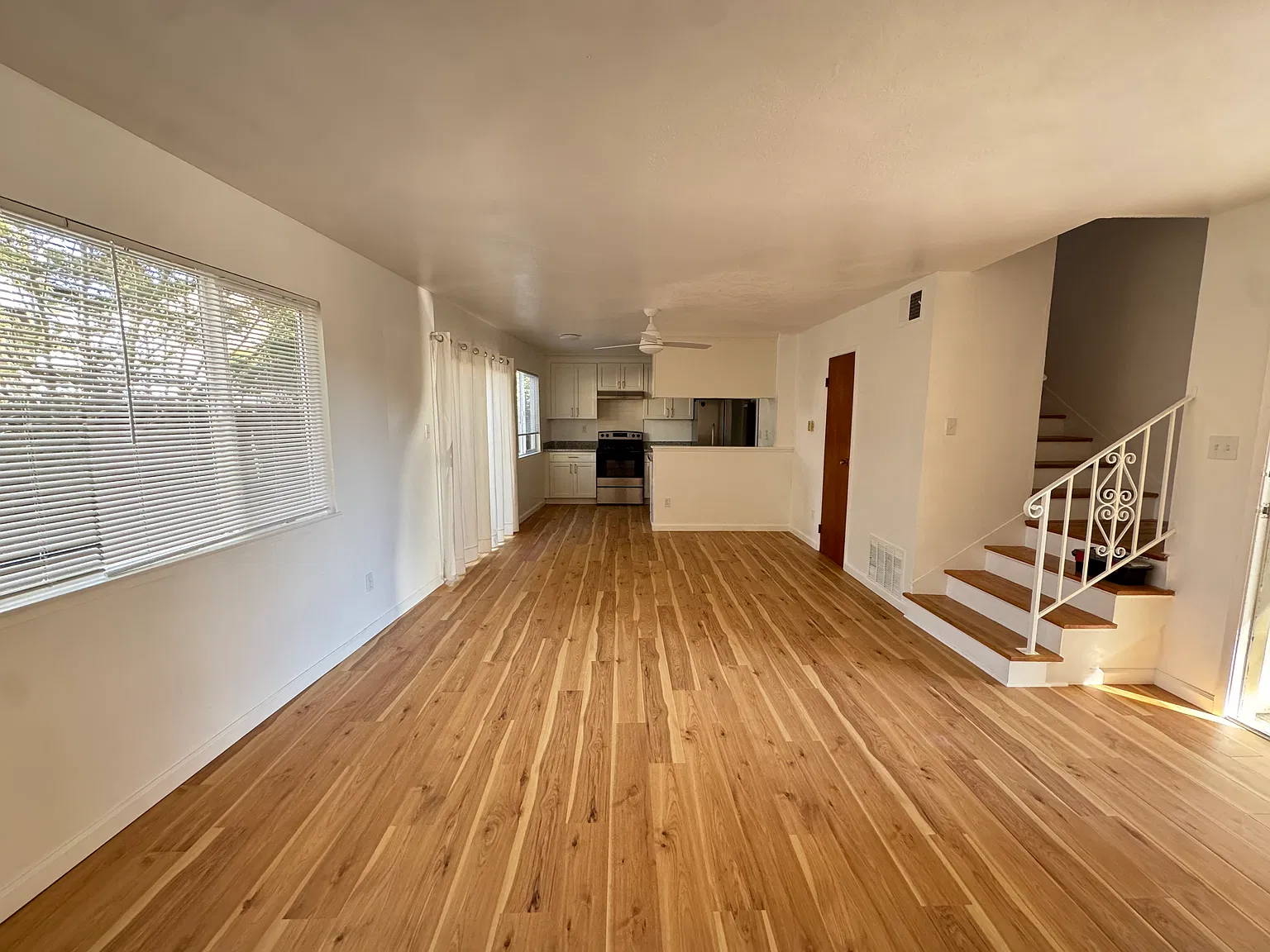 2 bed, 1.5 bath, 882 sqft, $3,100 — Photo 3