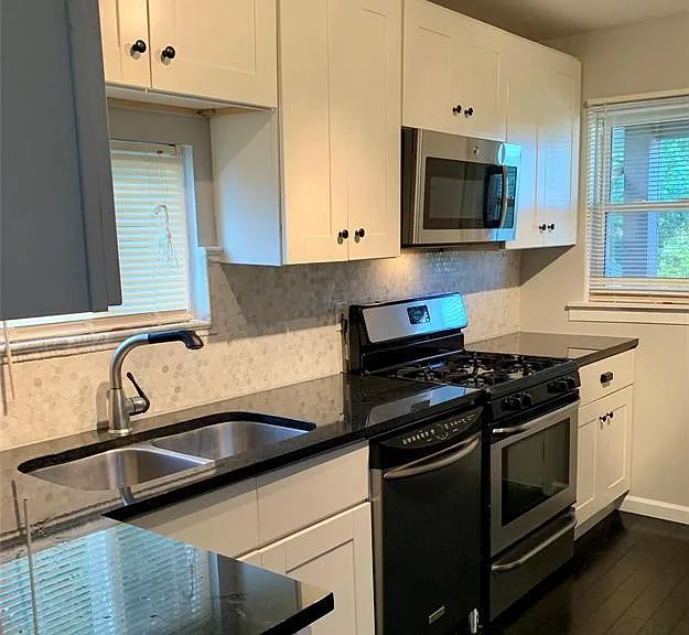 465 E Oakridge St — Photo 3
