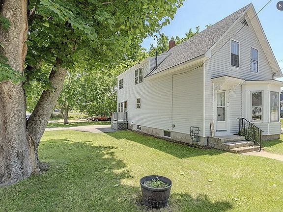 3rd image of 54 Maple St