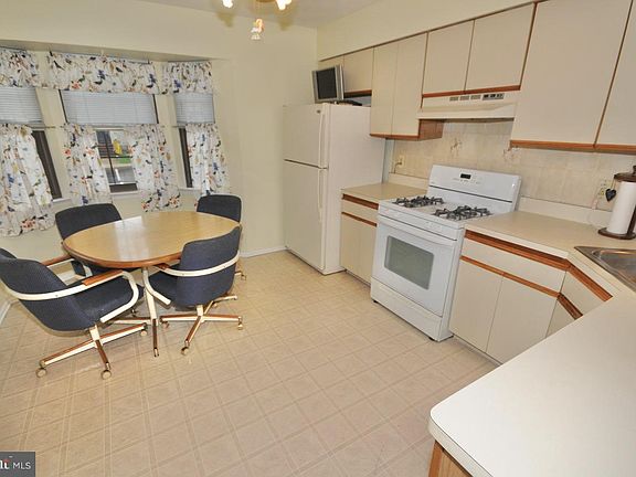 5th image of 7 Roberts Ct