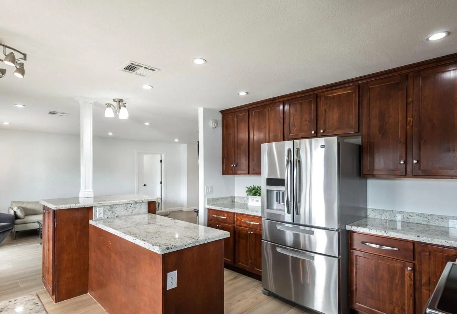 3 bed, 2.0 bath, 1821 sqft, $3,950 — Photo 2