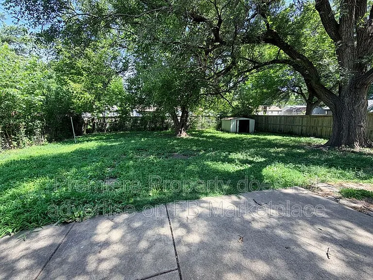 1112 E Elm St — Photo 10