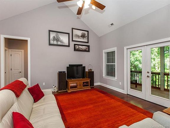 4th image of 201 Lone Oak Dr