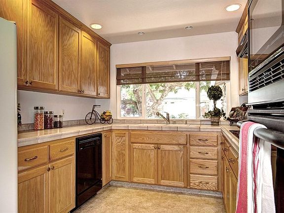 5th image of 566 Barto St