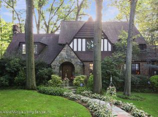 16 Lynnhaven Pl, Staten Island, NY 10310