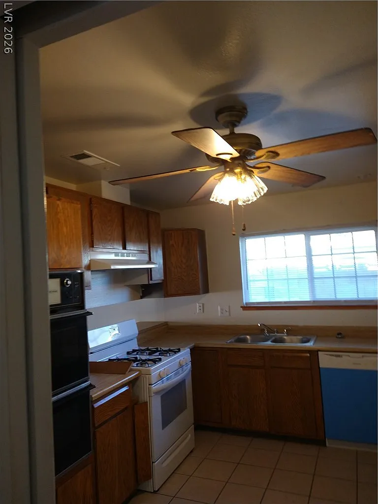 3 bed, 2.0 bath, 1620 sqft, $1,800 — Photo 3