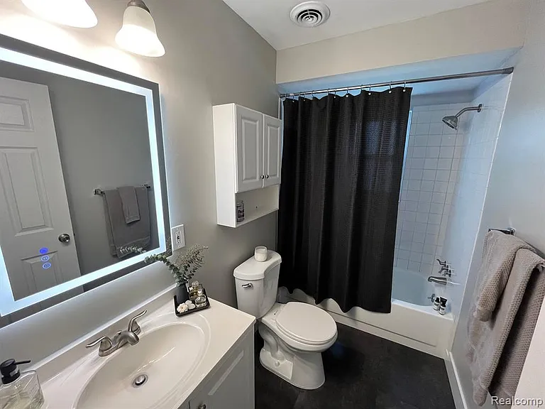 2639 Columbia Rd #7 — Photo 8